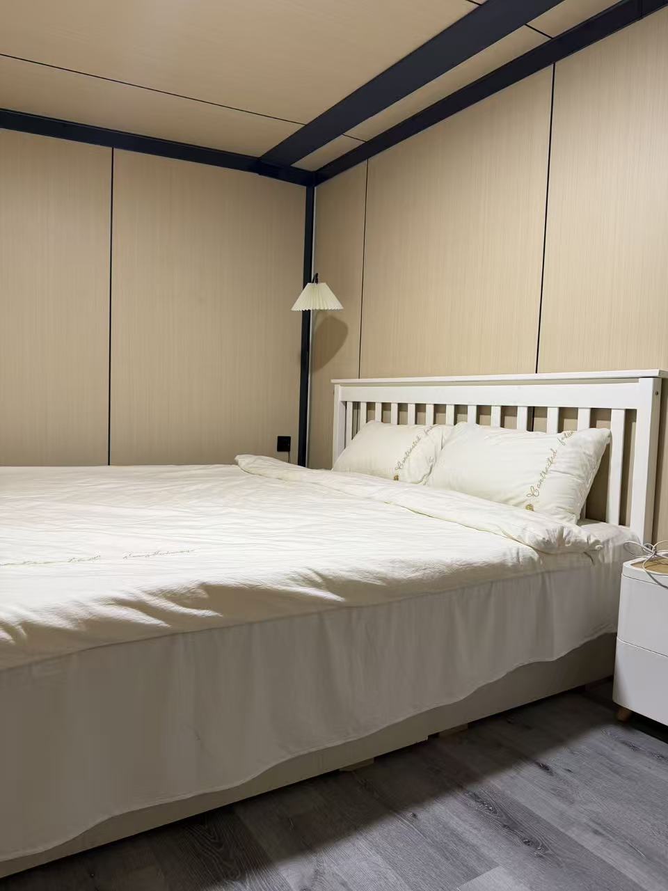 Expandable house finished bedroom interior