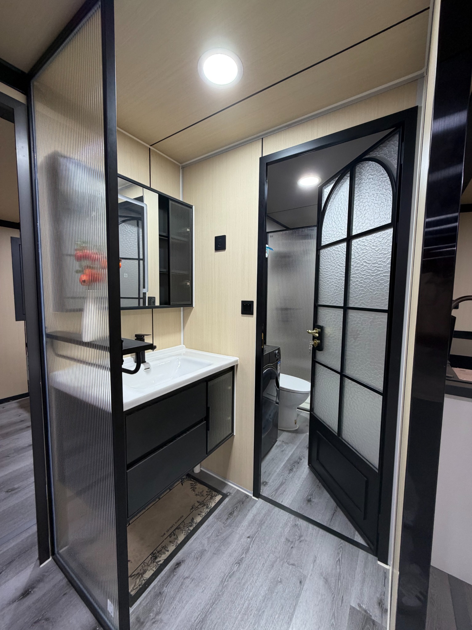Bathroom finish reference in an expandable container house